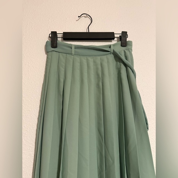 ModCloth Purely Pretty Pleated in Matcha - Picture 4 of 6